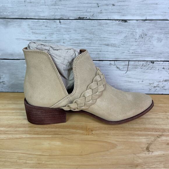 Kaanas Ra Almond Bootie Size 6 - Picture 2 of 5